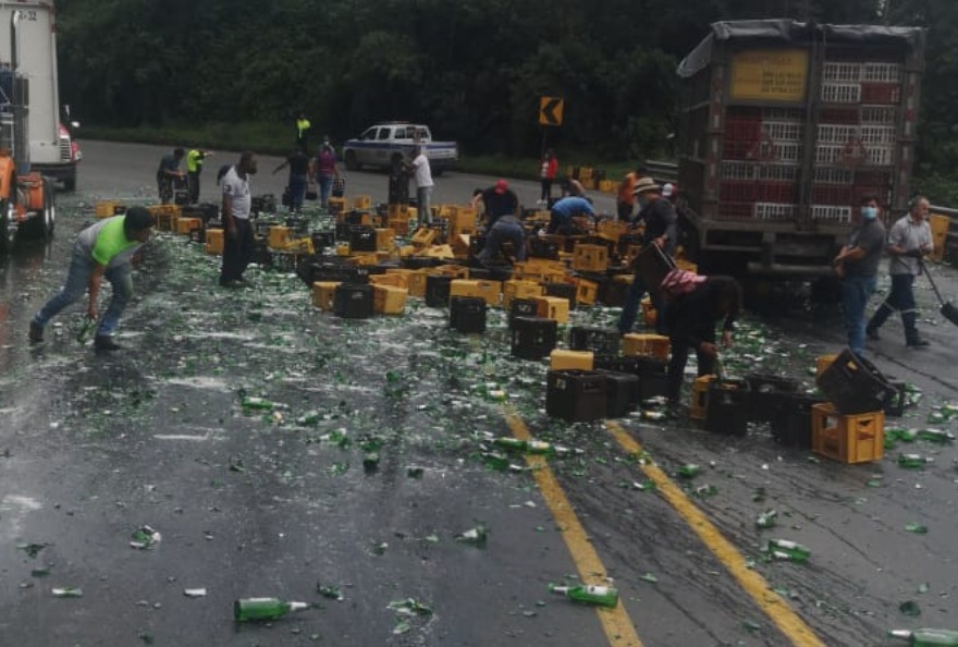 Cami&oacute;n con cervezas se accident&oacute; en la v&iacute;a Al&oacute;ag - Santo Domingo