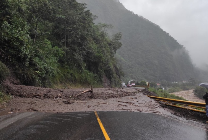 Deslizamientos de tierra alteran la circulaci&oacute;n vehicular en la Al&oacute;ag - Santo Domingo y la v&iacute;a Calacal&iacute;