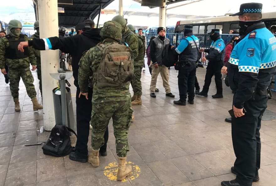 Autoridades decomisan armas en la Terminal Quitumbe del Trole y la Ecov&iacute;a