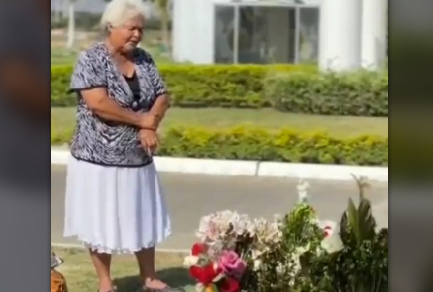 Emotivo homenaje de una ciudadana en la tumba de Agust&iacute;n Intriago