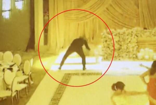En California, un hombre lleg&oacute; a una boda sin ser invitado y se rob&oacute; USD 60.000 de la caja de regalos de los novios. 