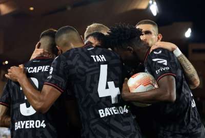 Piero Hincapi&eacute; (izq.) festeja el primer gol del Leverkusen, que se clasific&oacute; en penales en la Europa League. 