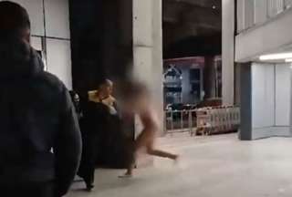 Mujer desnuda atac&oacute; a pasajeros de Aeropuerto de Chile