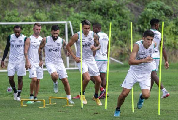 El plantel de Barcelona realiza ejercicios f&iacute;sicos en la cancha Sigifrido Agapito Chuchuca