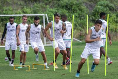El plantel de Barcelona realiza ejercicios f&iacute;sicos en la cancha Sigifrido Agapito Chuchuca