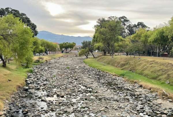 La sequ&iacute;a impacta a los r&iacute;os en Cuenca. Los caudales de los cuatro afluentes de esa ciudad tienen niveles bajos.&nbsp;