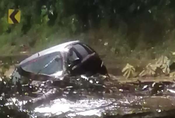 Las intensas lluvias que cayeron en la v&iacute;a provocaron el cierre de la carretera Ba&ntilde;os Puyo. 