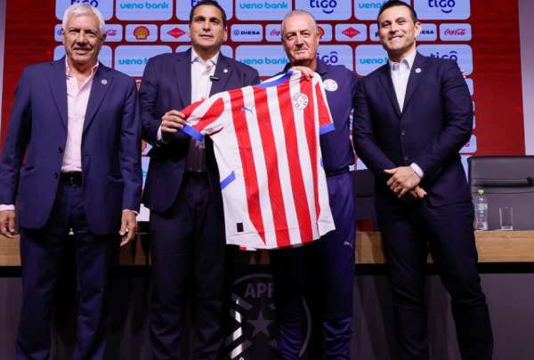 Gustavo Alfaro (centro) dirigir&aacute; a Paraguay en las eliminatorias al Mundial 2026. 