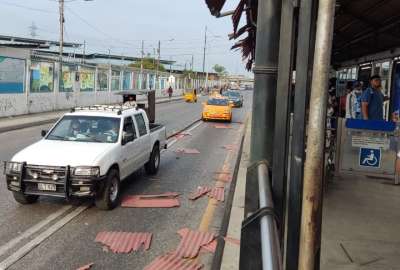 Veh&iacute;culo pesado destruy&oacute; una parada de la Metrov&iacute;a