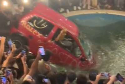 Botan un Twingo a una piscina en Morona Santiago