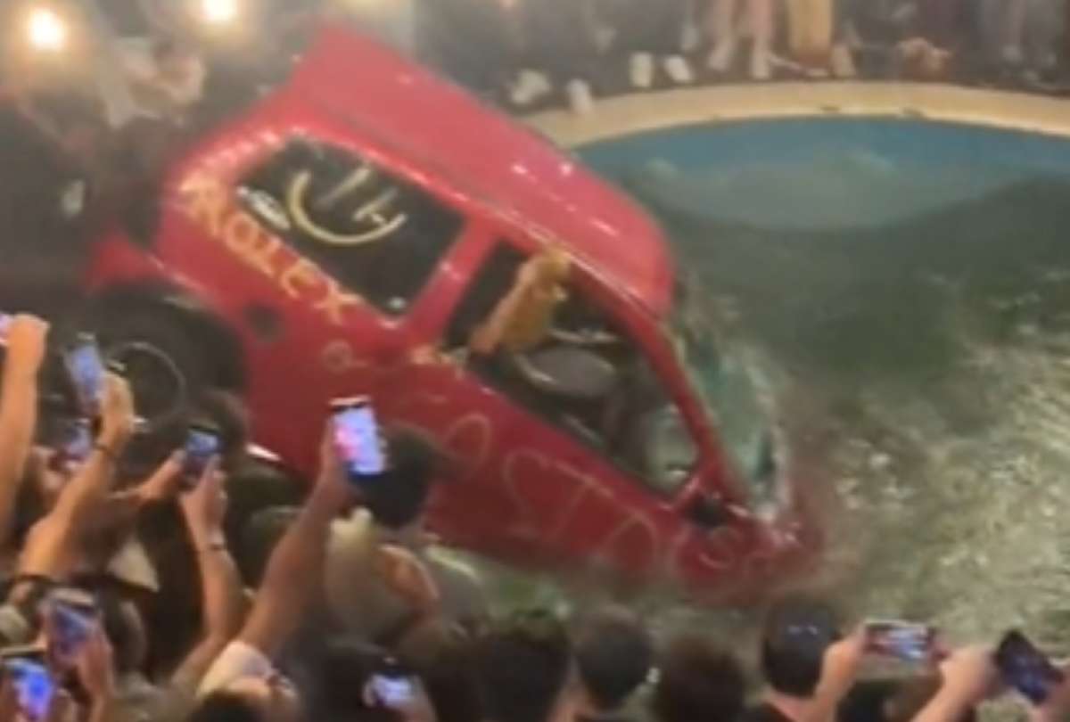 Botan un Twingo a una piscina en Morona Santiago