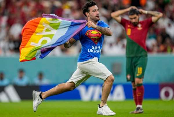 Mario Ferri ingres&oacute; al terreno de juego con una bandera LGBT+.