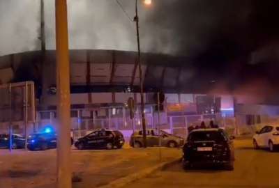 La Polic&iacute;a y bomberos llegaron hasta el estadio Esrasmo Iacovo par apagar las llamas.