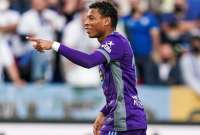 El ecuatoriano firm&oacute; por los pr&oacute;ximos cinco a&ntilde;os con el equipo violeta. 