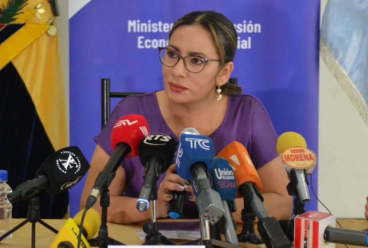 La ministra Saida Rovira explicó que el Estado pagó USD 3,4 millones en comisiones bancarias para los cobros de bonos y pensiones. 