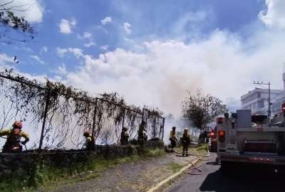 Bomberos Quito informan sobre un incendio forestal en el Itchimb&iacute;a. Tome precauciones