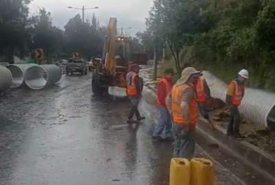 Carril de la Autopista General Rumi&ntilde;ahui cerrado por desbordamiento de quebrada