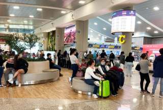 Quito activa controles de vacunaci&oacute;n contra fiebre amarilla en el aeropuerto Mariscal Sucre