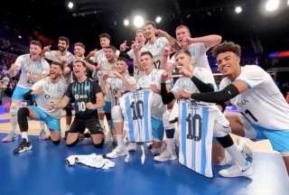 Jugadores de Argentina de v&oacute;leibol celebraron su triunfo ante Francia