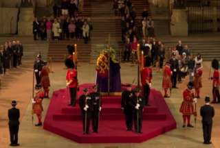 Un guardia se desmay&oacute; en medio del funeral de Isabel II