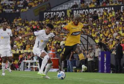 Gabriel Cortez disputa el bal&oacute;n con Daykol Romero