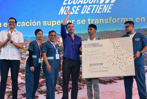 J&oacute;venes estudiantes condecoran al presidente Daniel Noboa por la entrega de m&aacute;s de 409.000 becas en su gesti&oacute;n