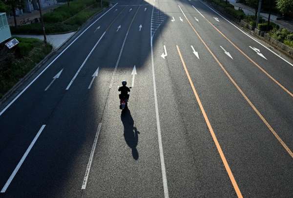 Un motociclista no logr&oacute; frenar a tiempo y choc&oacute; con un autom&oacute;vil, en China.
