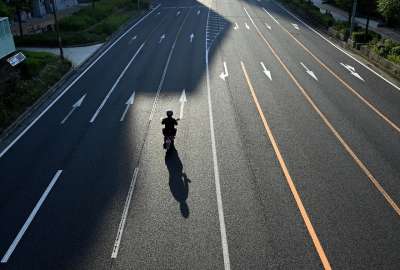 Un motociclista no logr&oacute; frenar a tiempo y choc&oacute; con un autom&oacute;vil, en China.