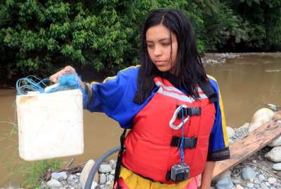 Amy, del colectivo Napo ama la vida, muestra la contaminaci&oacute;n de los r&iacute;os a causa de la miner&iacute;a ilegal, en Napo.
