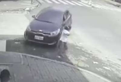 Una persona de 80 a&ntilde;os estuvo a punto de ser atropellada en Guayaquil. 