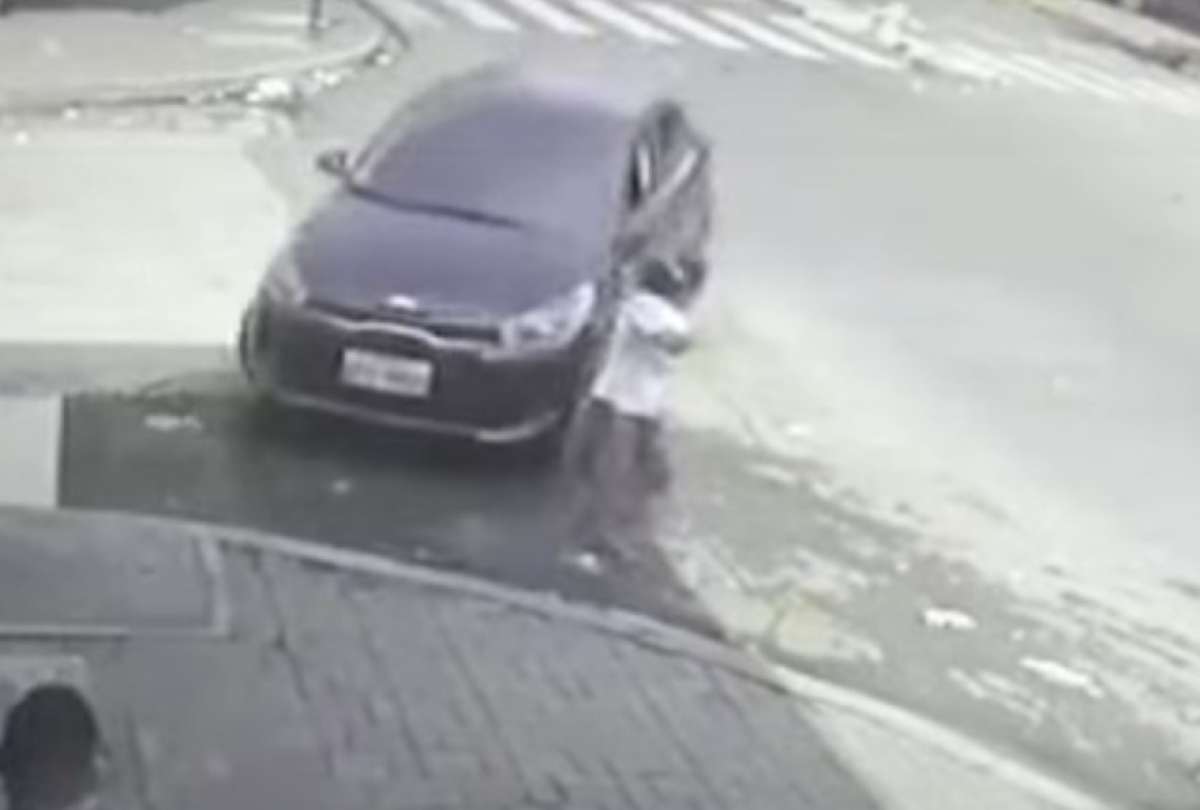 Una persona de 80 años estuvo a punto de ser atropellada en Guayaquil. 