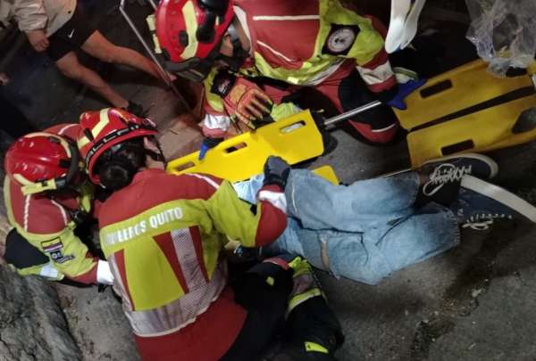 Bomberos de Quito atendieron a mujeres heridas tras caer de un juego mec&aacute;nico