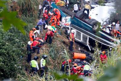 Al menos 51 personas fallecieron, luego de que un autobús se precipitara hacia un río en Guatemala.