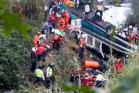 Al menos 51 personas fallecieron, luego de que un autobús se precipitara hacia un río en Guatemala.