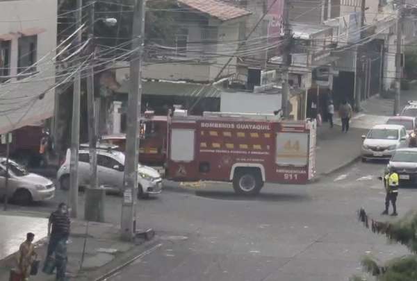 Luis ayud&oacute; a una mujer v&iacute;ctima de la explosi&oacute;n en el norte de Guayaquil