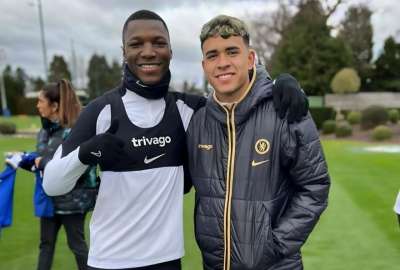 Mois&eacute;s Caicedo y Kendry P&aacute;ez se entrenaron en Chelsea