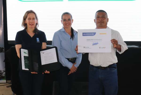 El Ministerio de Ambiente entreg&oacute; t&iacute;tulos de adjudicaci&oacute;n de tierras a comuneros de poblaciones ind&iacute;genas. 
