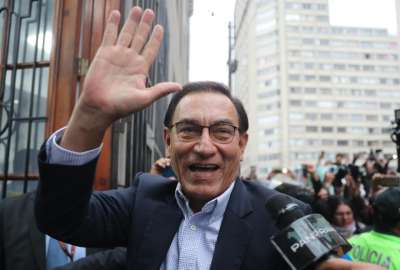 El expresidente de Perú Martín Vizcarra saluda a su llegada a un juzgado en Lima (Perú), en una fotografía de archivo del 26 de junio de 2025.