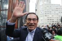 El expresidente de Perú Martín Vizcarra saluda a su llegada a un juzgado en Lima (Perú), en una fotografía de archivo del 26 de junio de 2025.