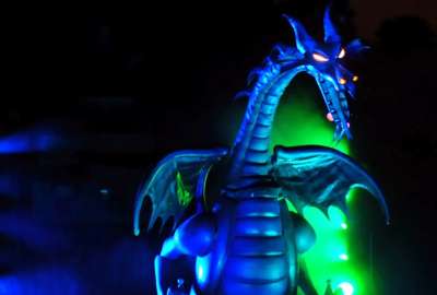 Enorme robot de drag&oacute;n se incendi&oacute; en parque de Disney