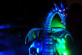 Enorme robot de drag&oacute;n se incendi&oacute; en parque de Disney