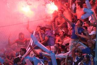Emelec inicia campa&ntilde;a para evitar m&aacute;s sanciones por encender bengalas y petardos