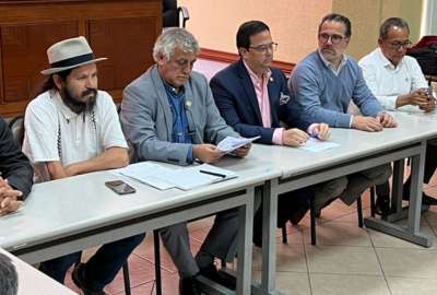 Xavier Vera (centro,izq.), ministro de Energ&iacute;a y Minas, y Gustavo Manrique (centro, der), ministro de Ambiente, suscribieron el acta de cierre de la mesa t&eacute;cnica de Energ&iacute;a y Recursos Naturales.