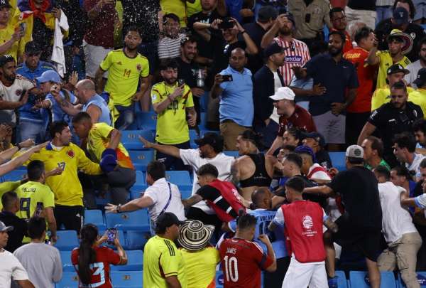El jugador Darwin N&uacute;&ntilde;ez (centro, en bibidi) se fue a los golpes con hinchas colombianos. 