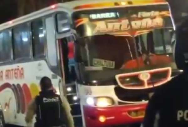 Un bus con pasajeros en Ibarra fue detenido por un sujeto que amedrentaba a su expareja con un cuchillo. Ocurri&oacute; la noche del lunes, 27 de mayo de 2024.