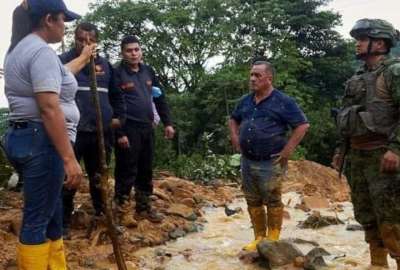 El personal de Fuerzas Armadas y Cruz Roja busca a las v&iacute;ctimas en Ponce Enr&iacute;quez. 