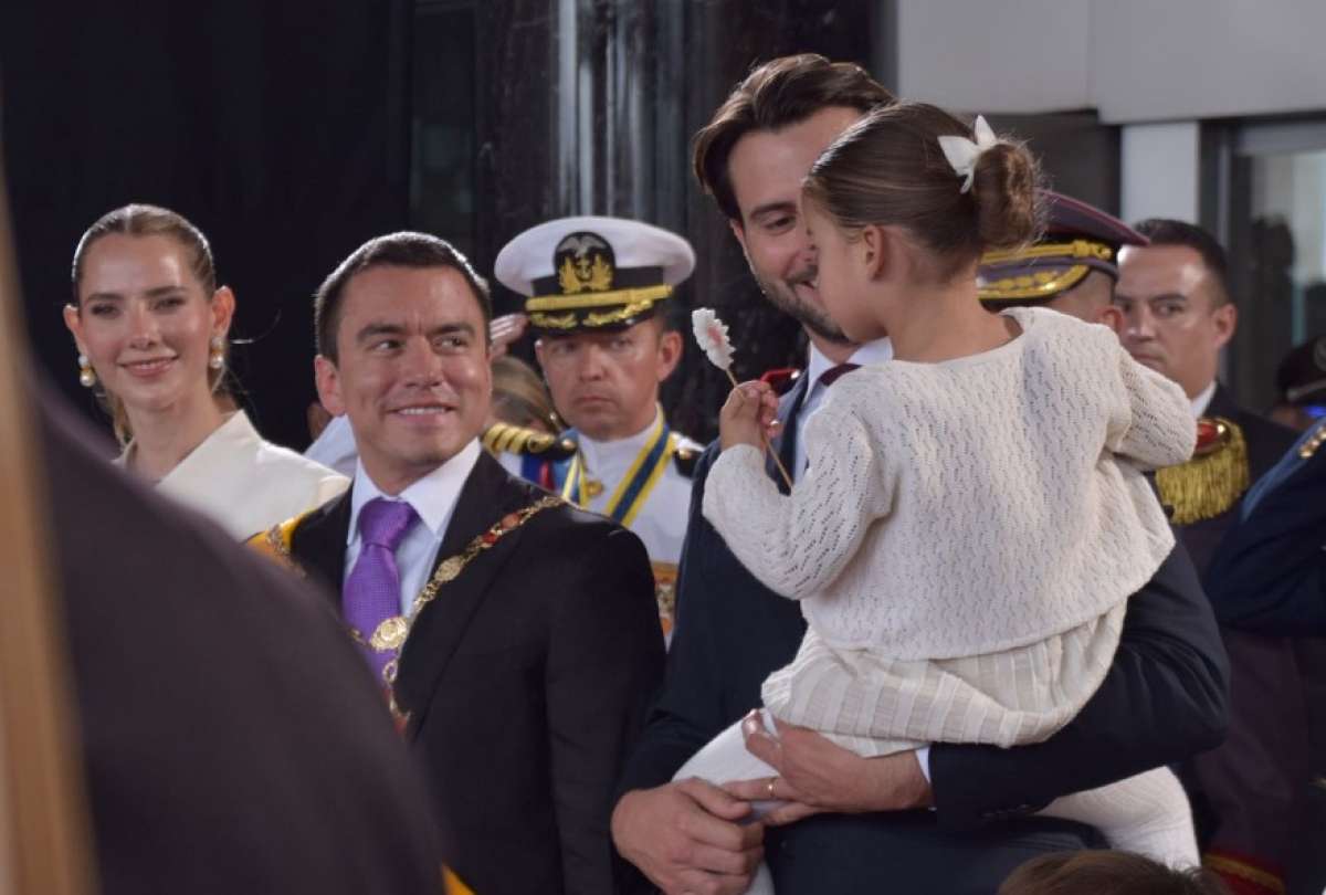 El presidente de la Asamblea, Niels Olsen, vivió un tierno momento con sus hijos durante la posesión presidencial. 