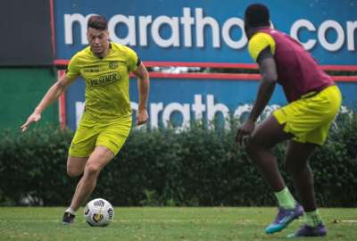Carlos Rodr&iacute;guez (izq.) controla el bal&oacute;n durante un entrenamiento de Barcelona