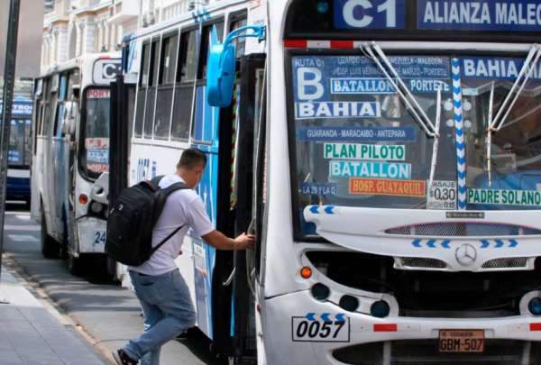 Ocho cooperativas reanudaron el servicio de transporte urbano, mientras que 28 l&iacute;neas siguen paralizadas.
