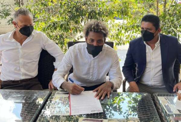 Esteban Paz (izq.) observa a Joao Ortiz firmar el contrato. A la derecha, Jos&eacute; Delgado, presidente del Delf&iacute;n.